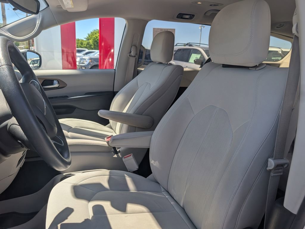Used 2017 Chrysler Pacifica LX FWD image 6