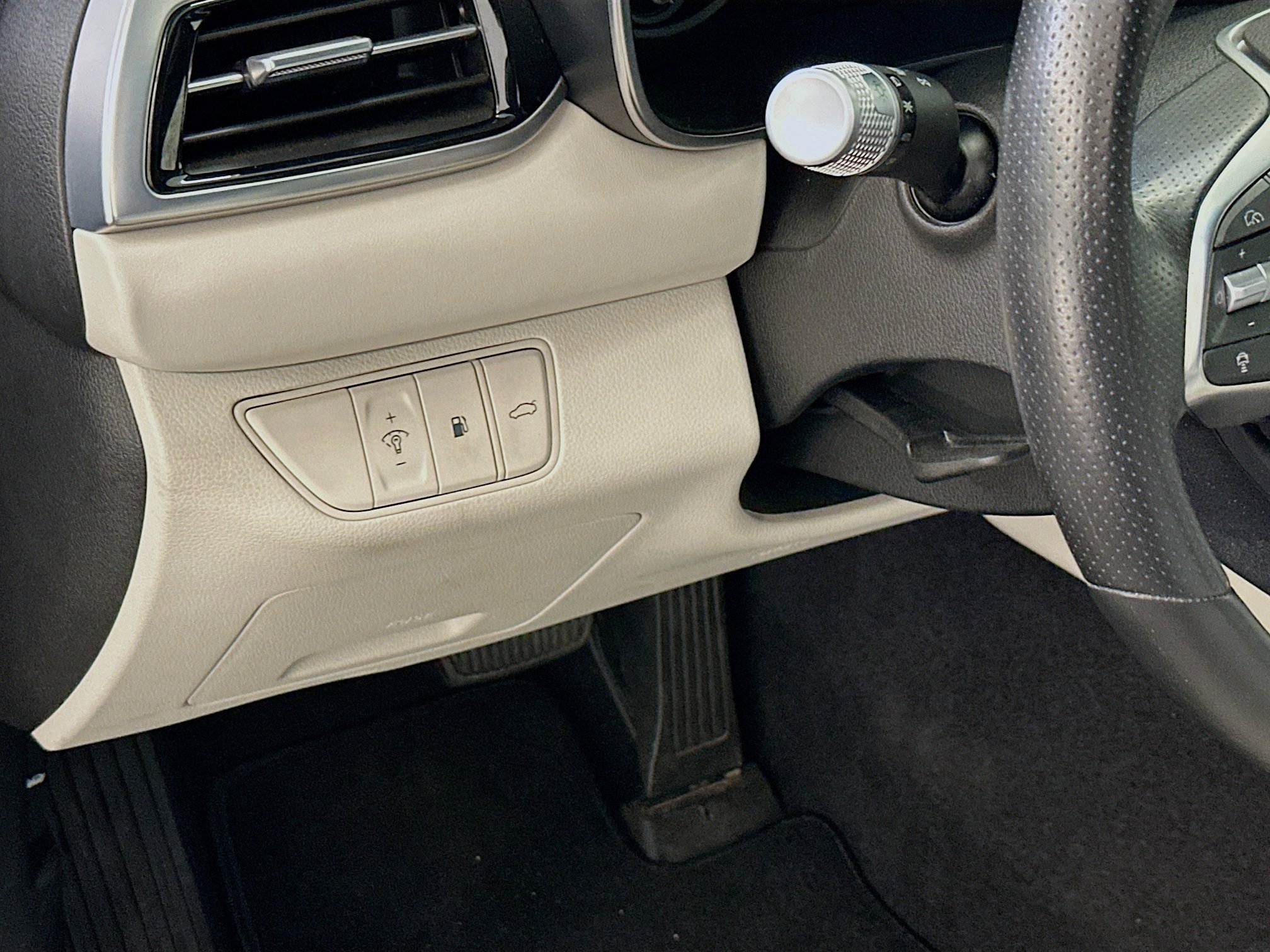 Used 2025 Genesis G70 2.5T image 17