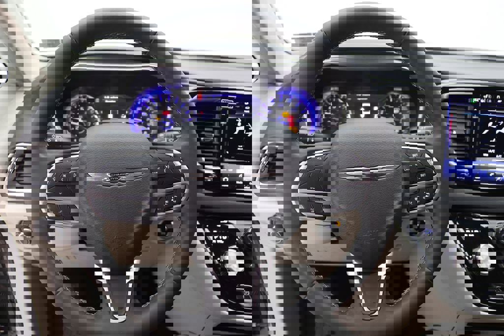 Used 2023 Chrysler Pacifica Touring-L image 16