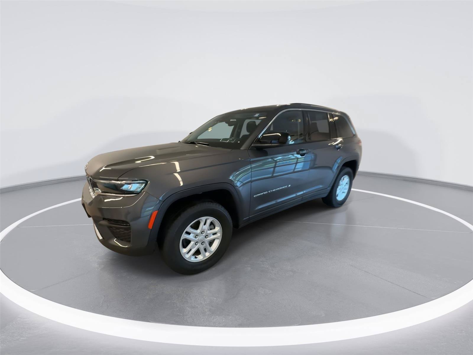 Used 2023 Jeep Grand Cherokee Laredo w/ Luxury Tech Group I AWD/4WD image 4