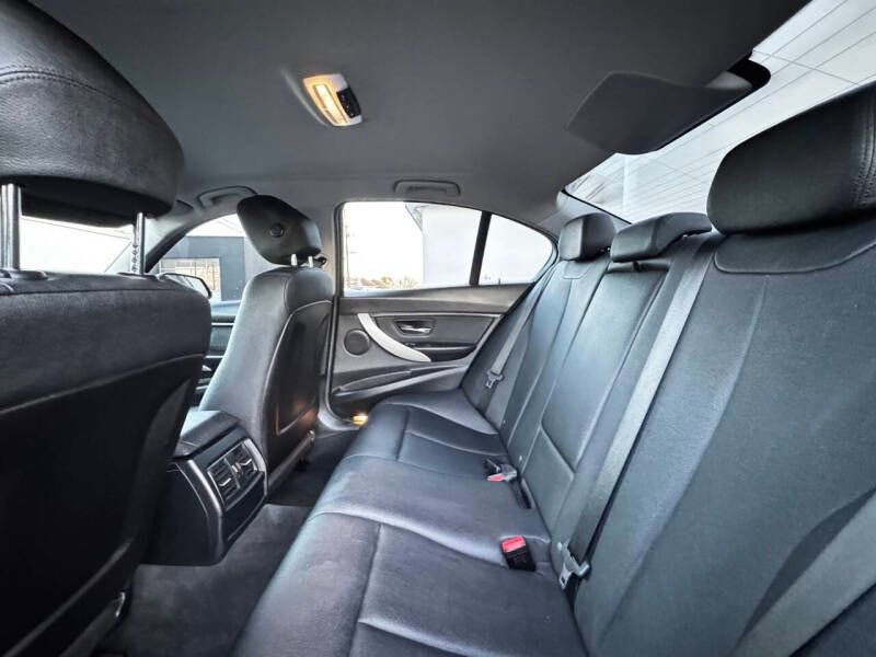 Used 2018 BMW 320i Sedan RWD image 12