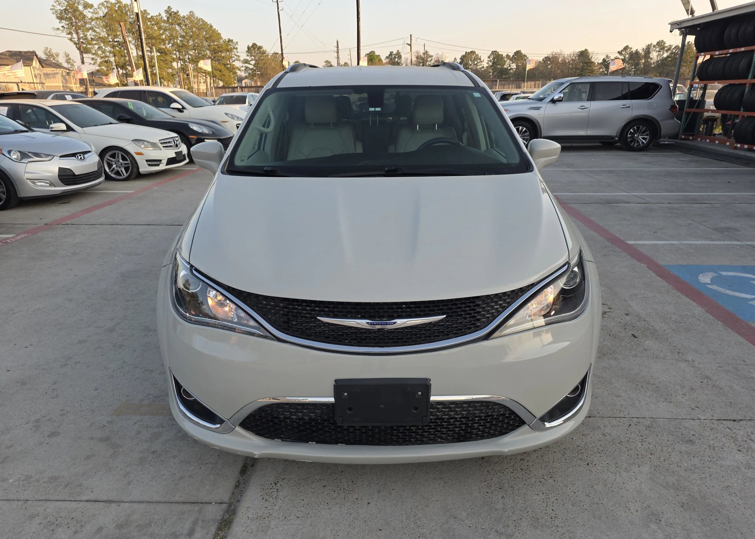 Used 2020 Chrysler Pacifica Touring-L Plus w/ Tire & Wheel Group image 4