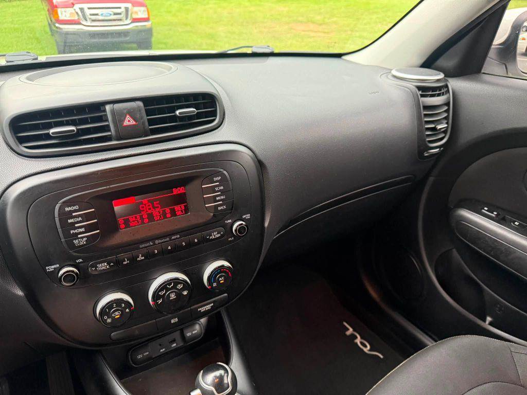 Used 2014 Kia Soul + FWD image 24