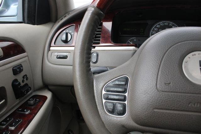 Used 2003 Lincoln Town Car Signature image 9