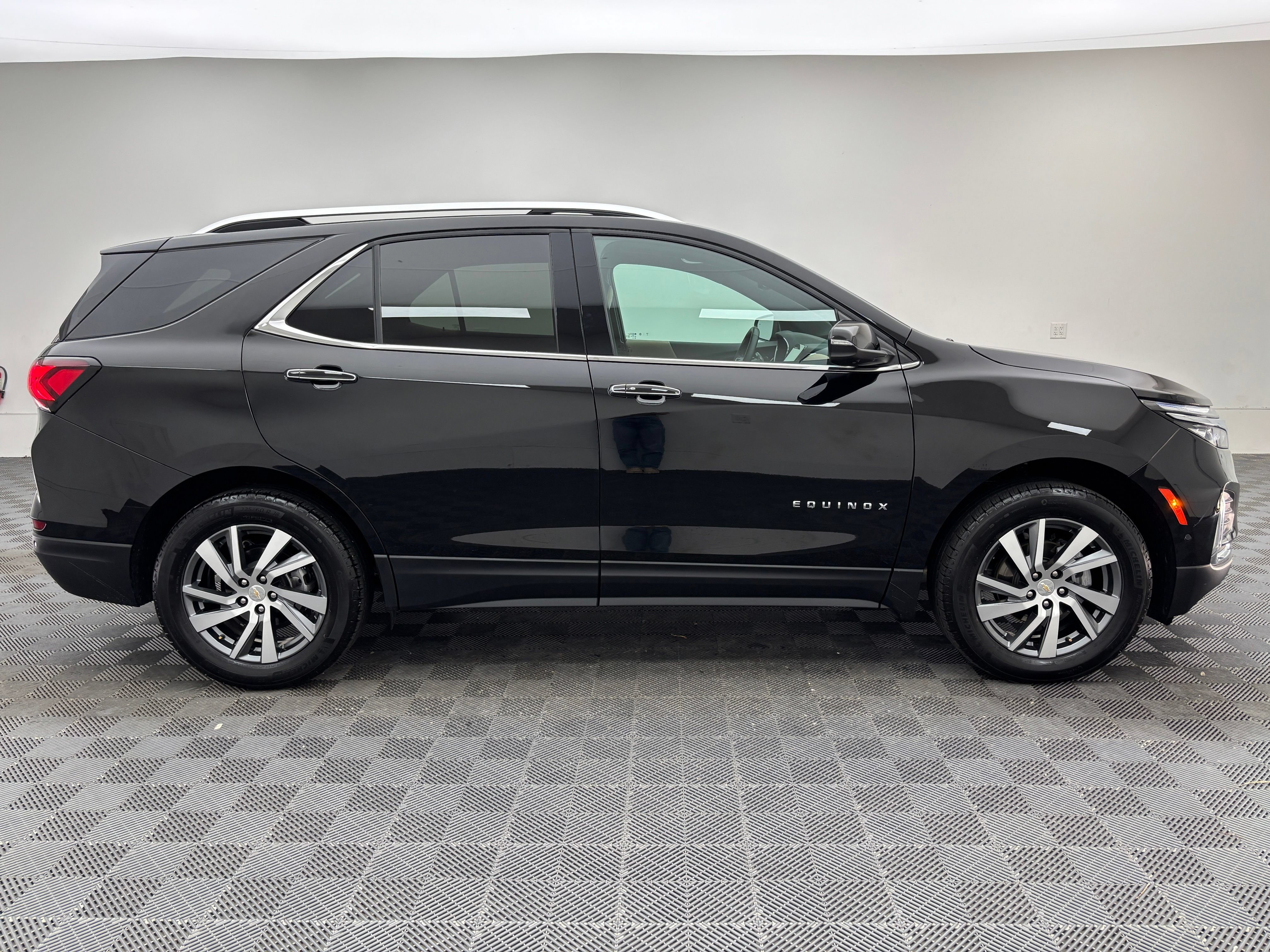 Used 2024 Chevrolet Equinox Premier AWD/4WD image 6