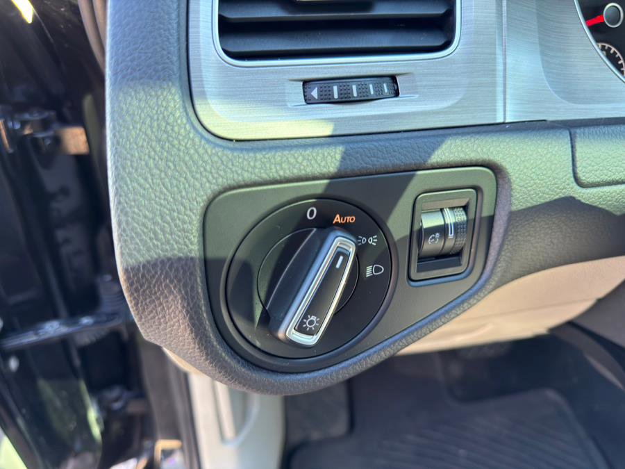 Used 2016 Volkswagen Golf SE image 15