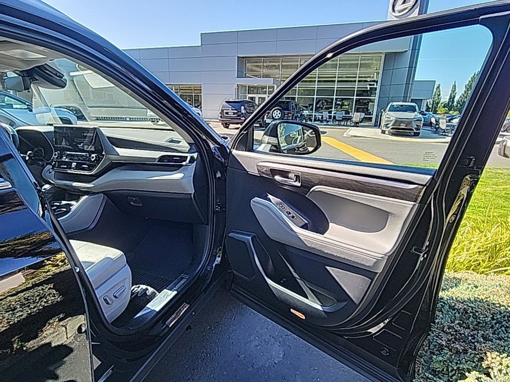 Used 2021 Toyota Highlander Platinum AWD/4WD image 19