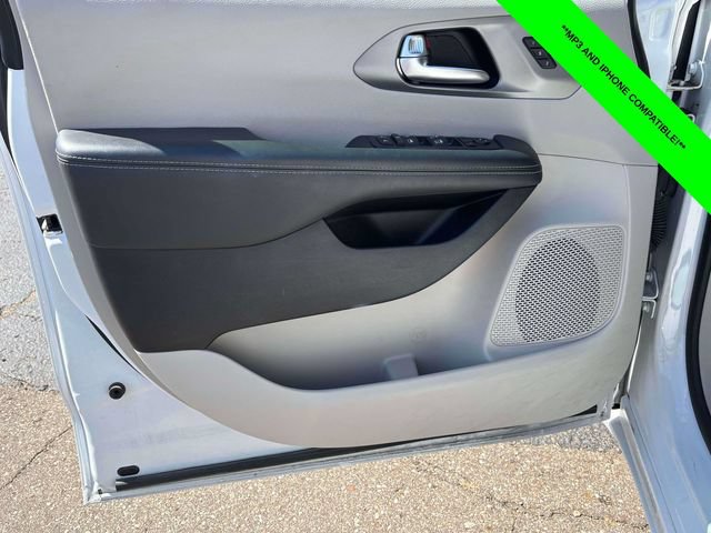 Used 2023 Chrysler Pacifica Touring-L FWD image 9