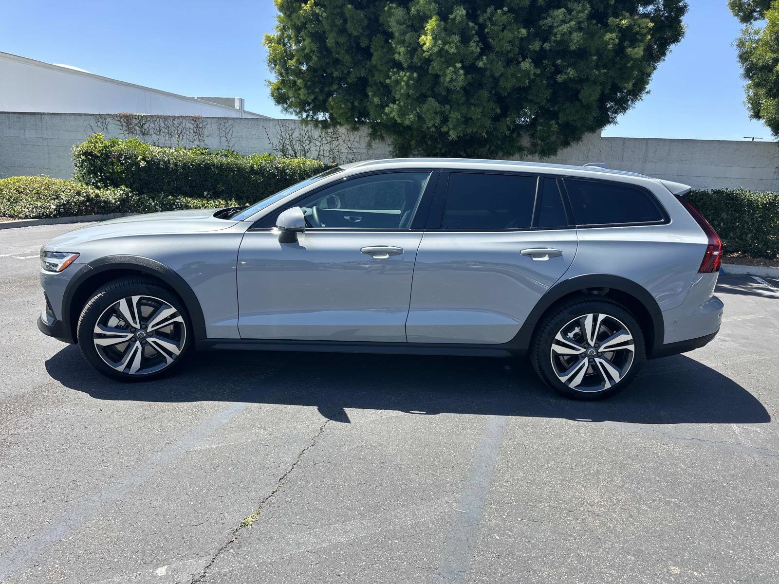 Used 2025 Volvo V60 B5 Cross Country Plus AWD/4WD image 4