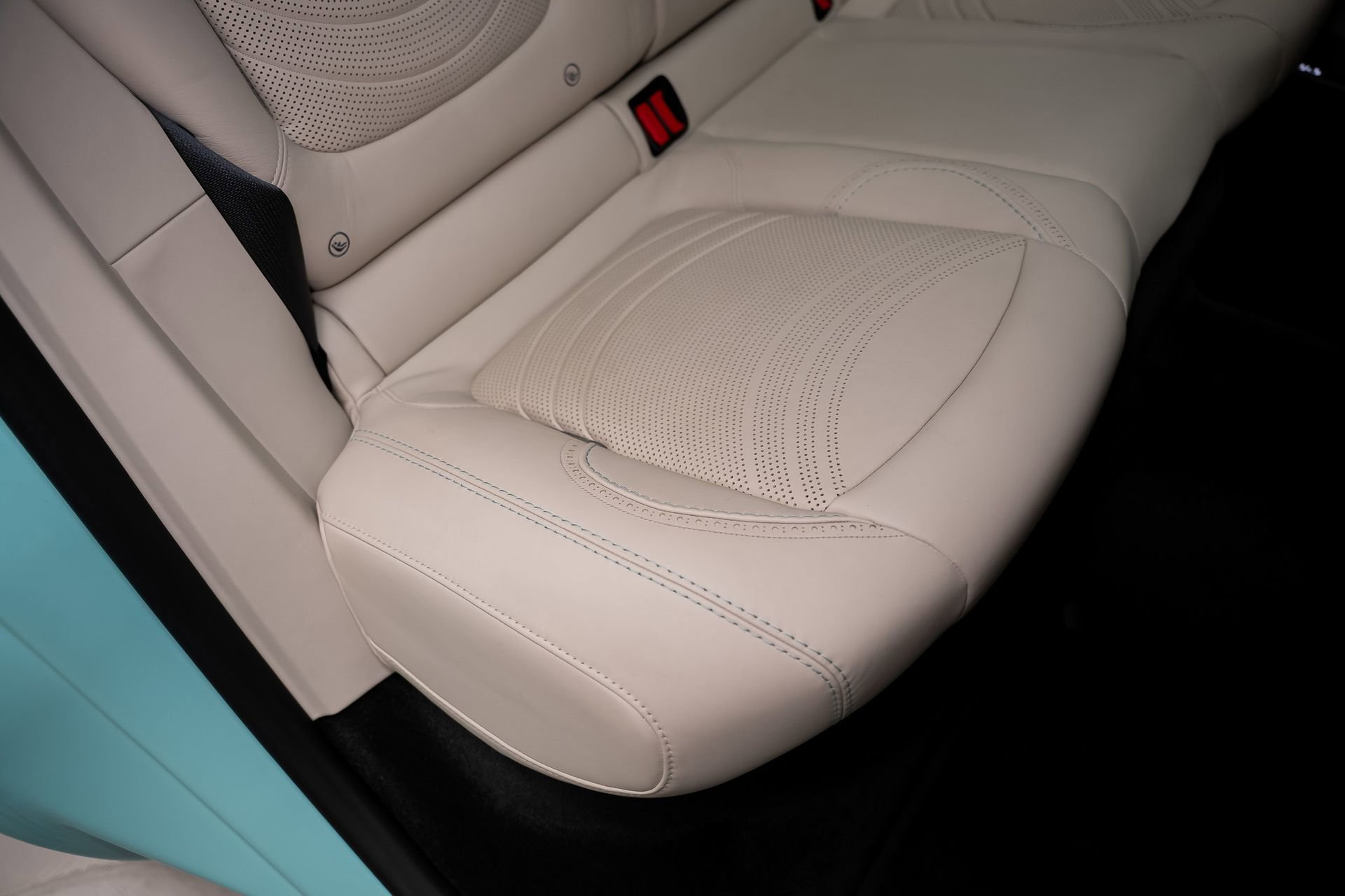 Used 2023 Aston Martin DBX AWD/4WD image 55