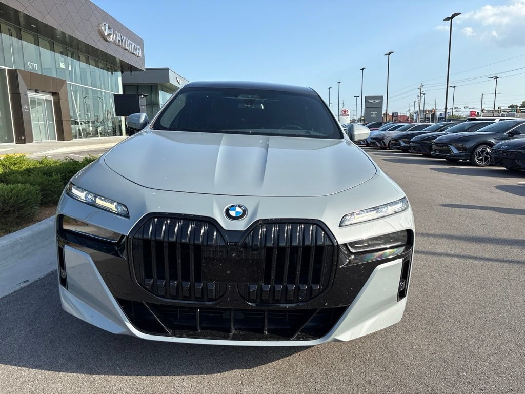 Used 2023 BMW 760i xDrive w/ Executive Package AWD/4WD image 3