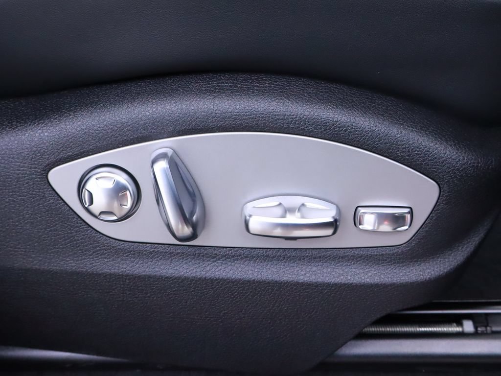 Certified 2025 Porsche Macan AWD/4WD image 25