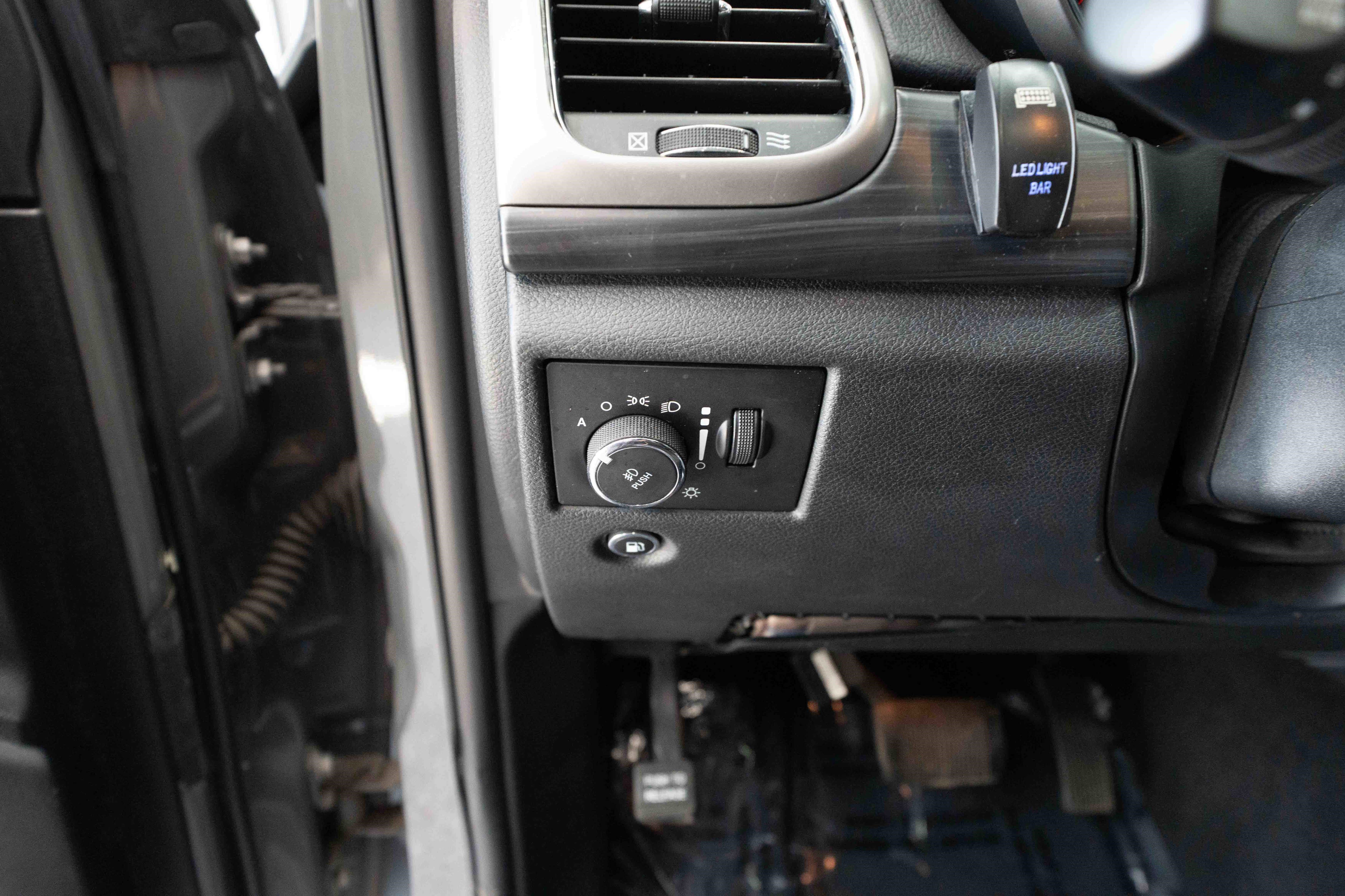 Used 2019 Jeep Grand Cherokee Altitude AWD/4WD image 11
