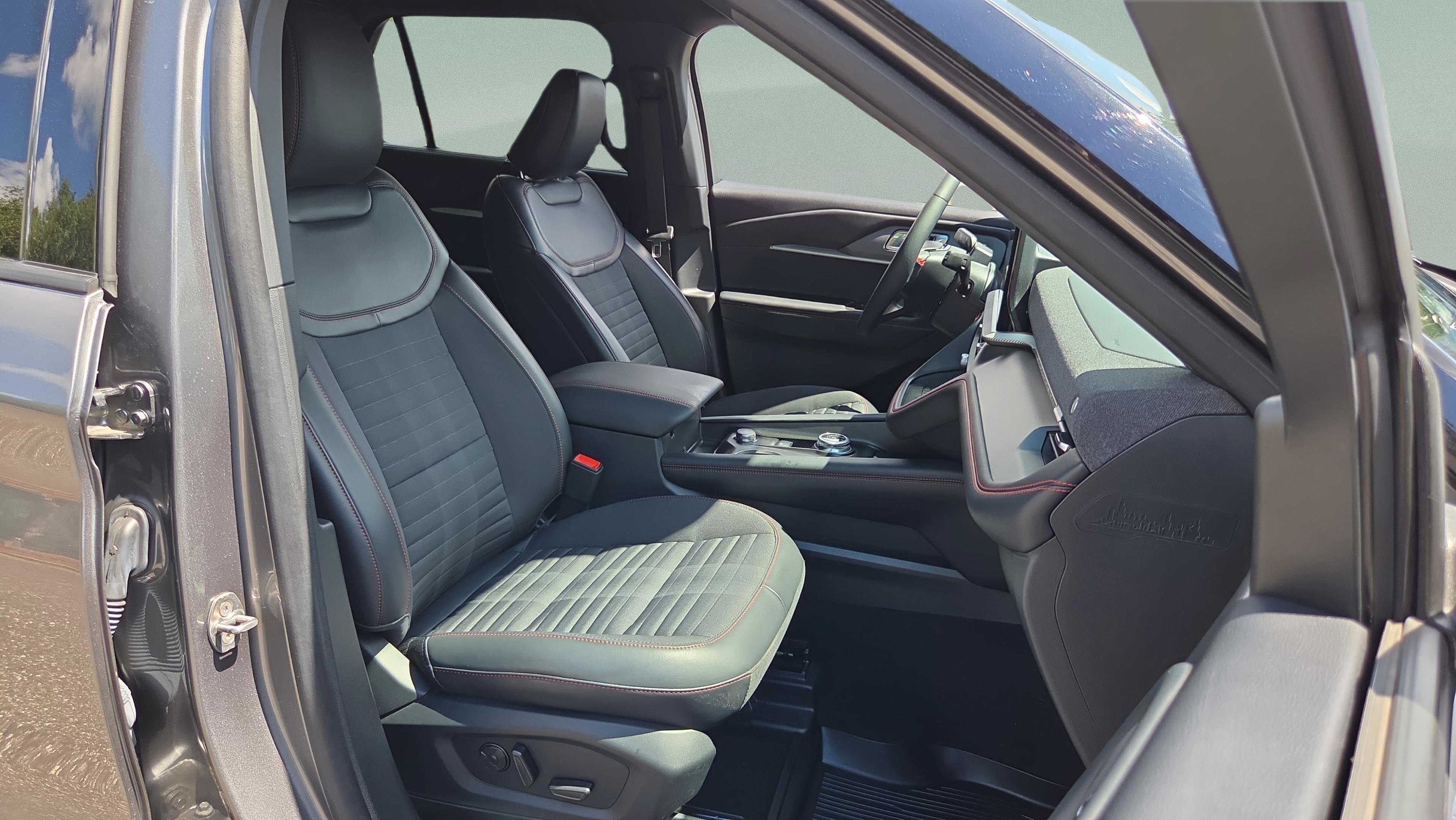 Used 2025 Ford Explorer ST-Line w/ Premium Package RWD image 15