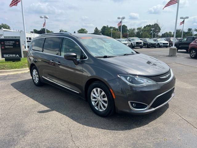 Used 2018 Chrysler Pacifica Touring-L Plus FWD image 3