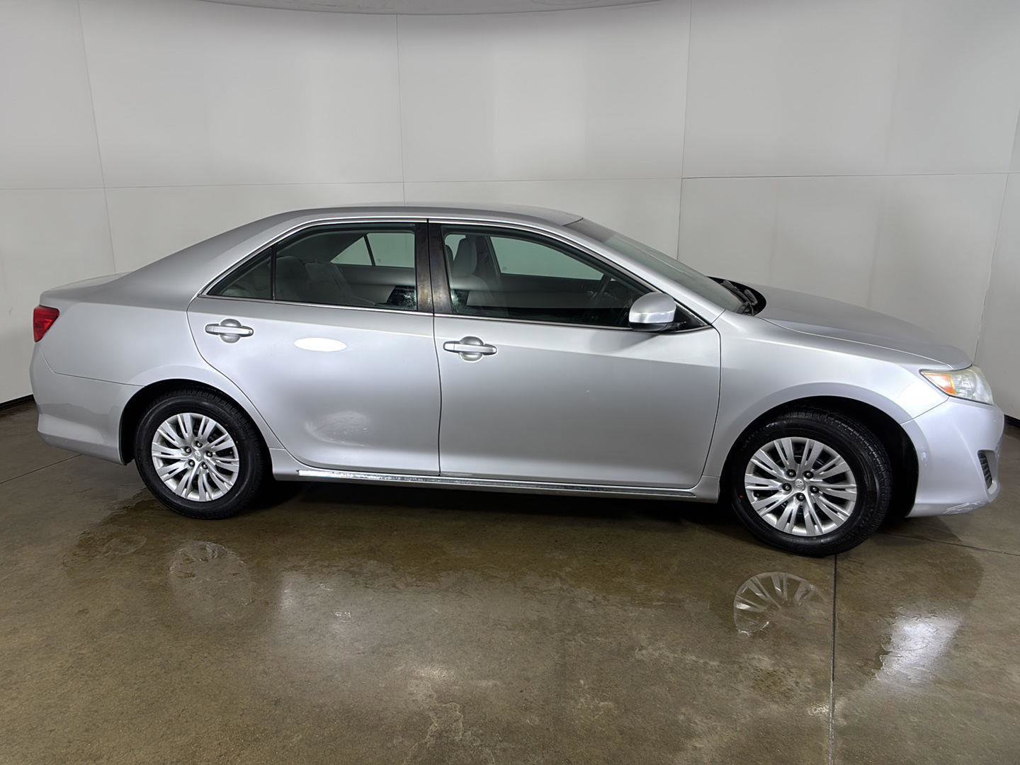 Used 2014 Toyota Camry LE FWD image 9