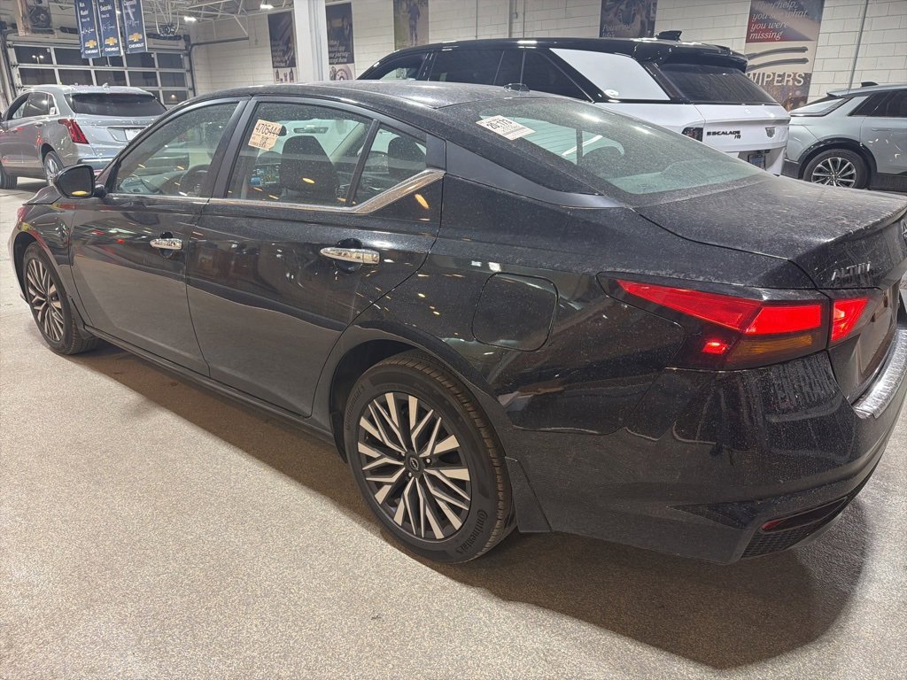 Used 2023 Nissan Altima 2.5 SV w/ SV Premium Package image 3