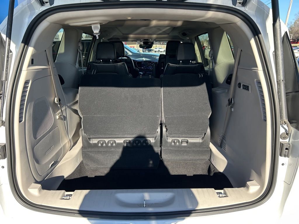 Used 2023 Chrysler Pacifica Limited w/ Uconnect Theater Family Group image 9