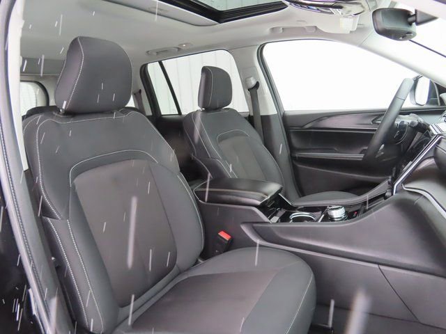 Used 2023 Jeep Grand Cherokee Laredo image 27