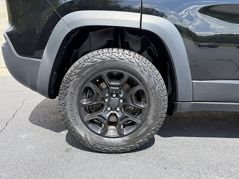 Used 2019 Jeep Cherokee Trailhawk w/ Cold Weather Group AWD/4WD image 8