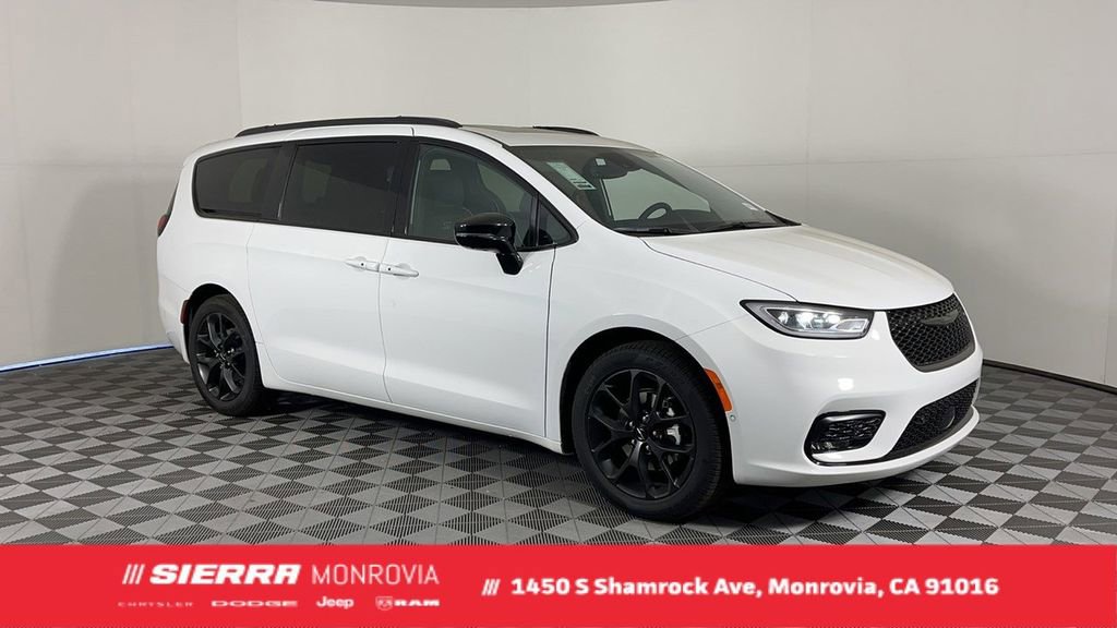 New 2025 Chrysler Pacifica Limited