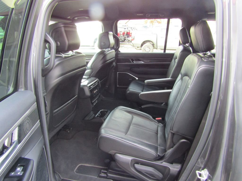 Used 2022 Jeep Wagoneer Series III w/ Flexible Seating Group image 34