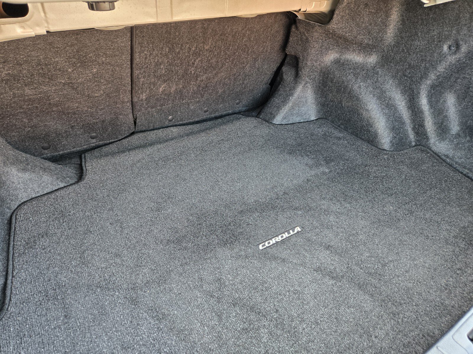 Used 2018 Toyota Corolla LE w/ Carpet Mat Package (TMS) FWD image 10