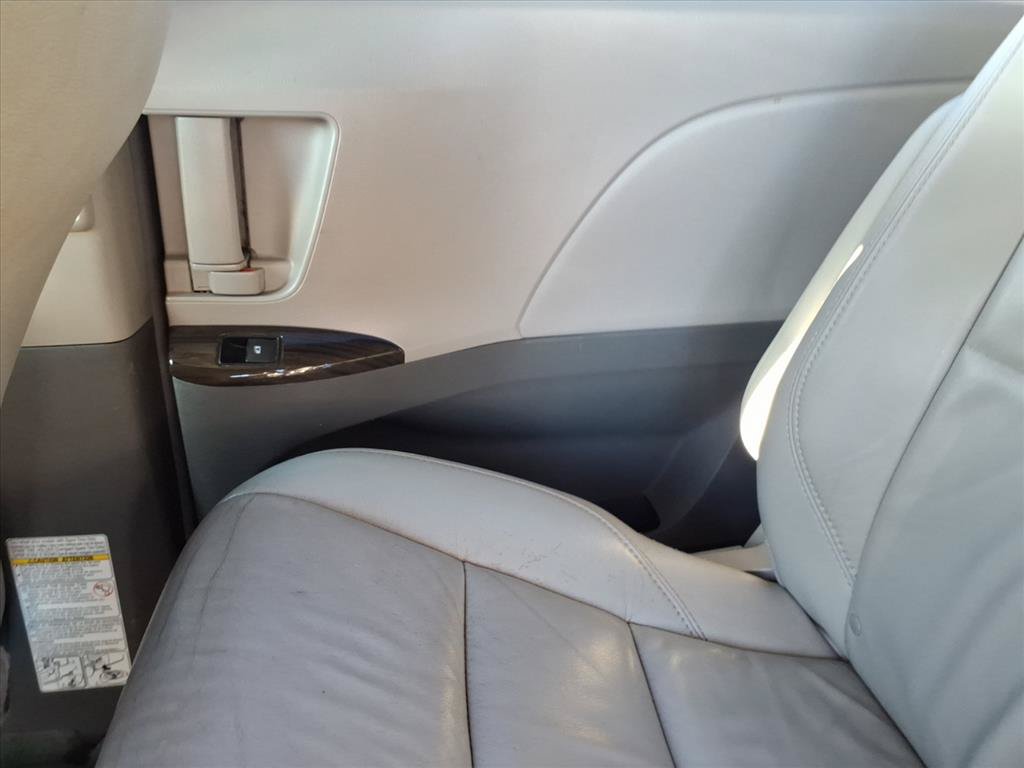 Used 2015 Toyota Sienna XLE w/ XLE Navigation Package FWD image 21