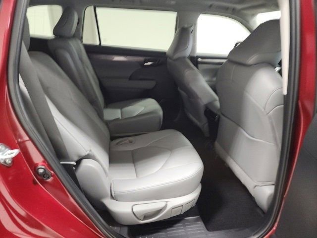 Used 2024 Toyota Highlander Platinum image 17