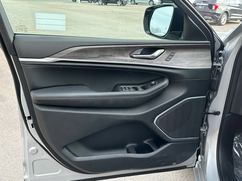 New 2026 Jeep Grand Cherokee Limited AWD/4WD image 12