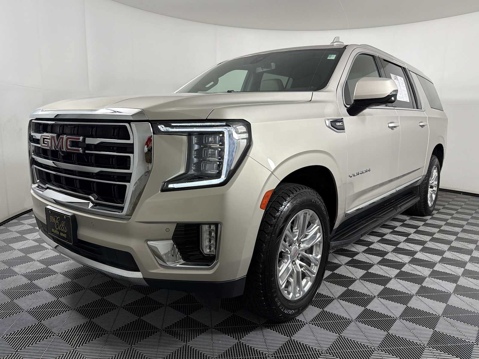 Used 2021 GMC Yukon XL SLT w/ SLT Luxury Plus Package AWD/4WD image 3