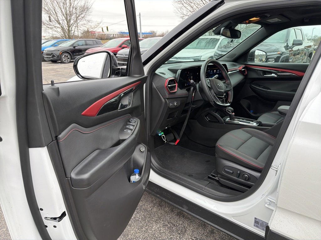 Used 2025 Chevrolet TrailBlazer RS w/ Convenience Package image 8