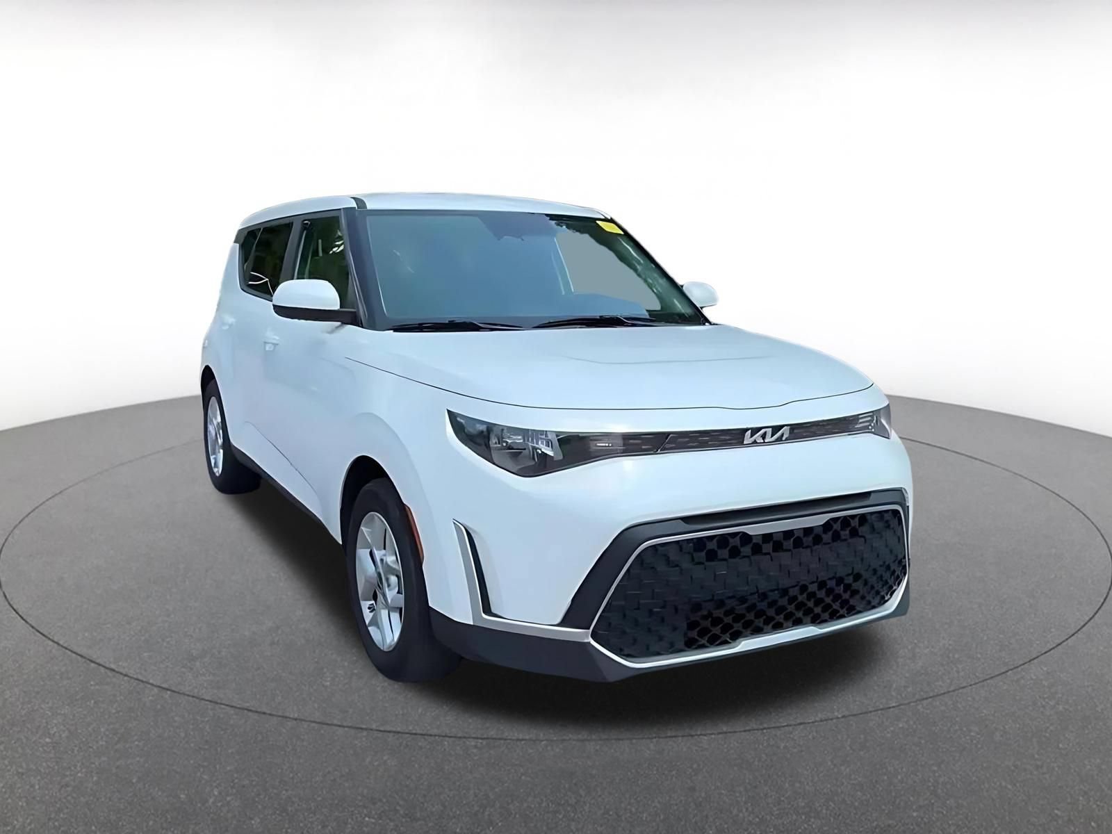 Used 2025 Kia Soul LX w/ LX Technology Package FWD image 3