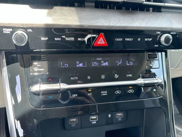 Used 2024 Kia Carnival EX image 22