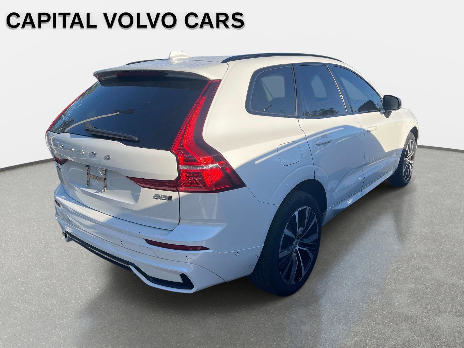 Used 2024 Volvo XC60 B5 Plus image 3