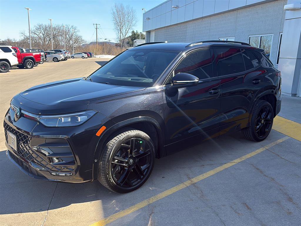 Used 2025 Volkswagen Tiguan SE R-Line image 13