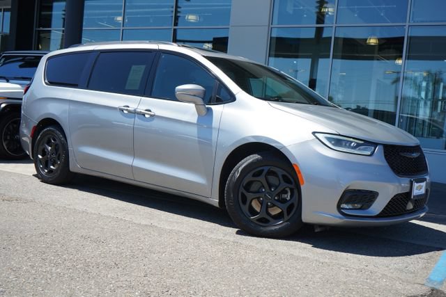 Used 2021 Chrysler Pacifica Limited w/ Uconnect Theater Family Group