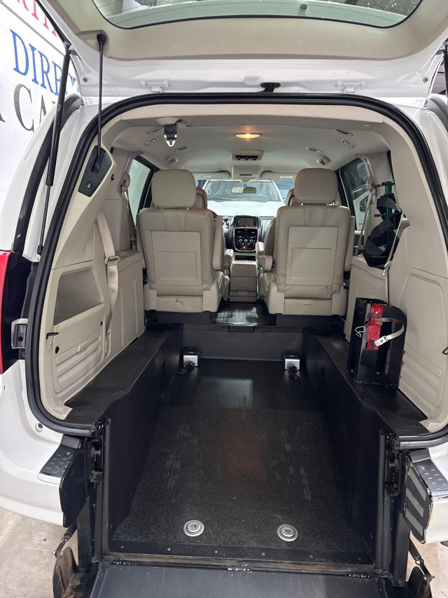 Used 2016 Dodge Grand Caravan SXT FWD image 3