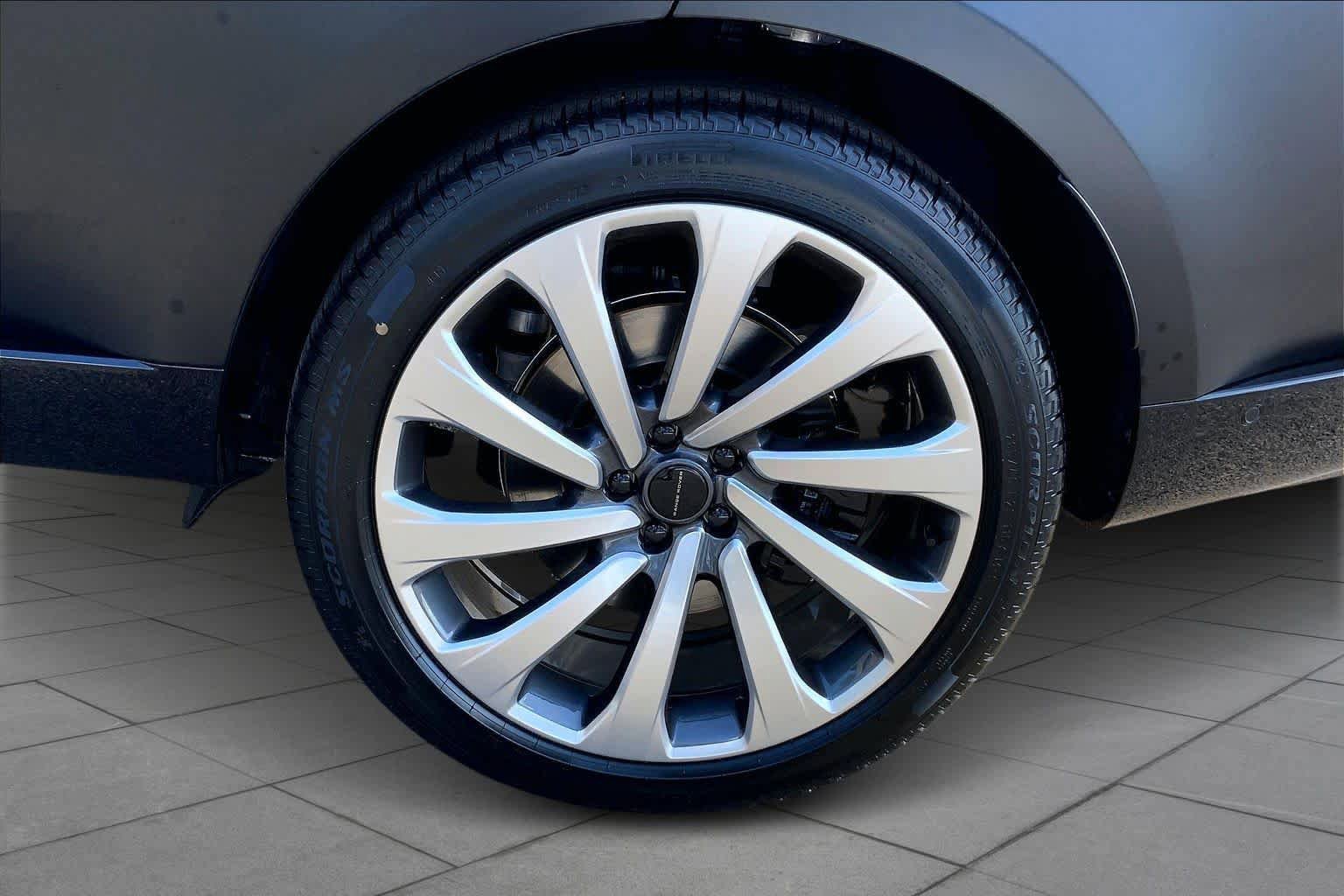 New 2026 Land Rover Range Rover SE image 16
