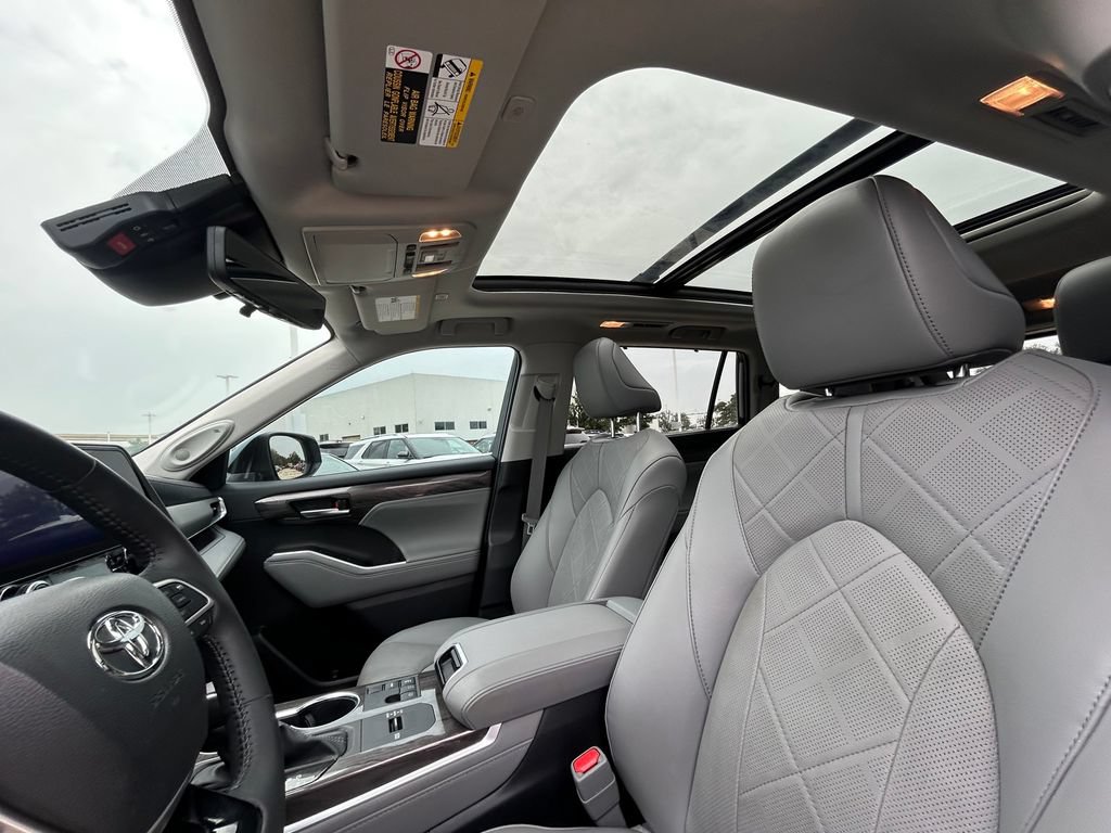 Used 2023 Toyota Highlander Platinum FWD image 12