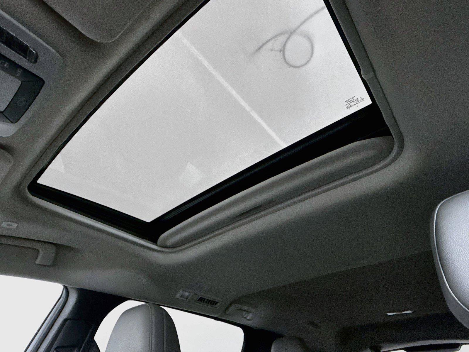 Certified 2025 Toyota Sienna XLE FWD image 6