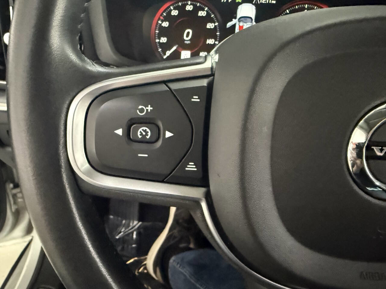 Used 2020 Volvo V60 T5 Momentum image 23