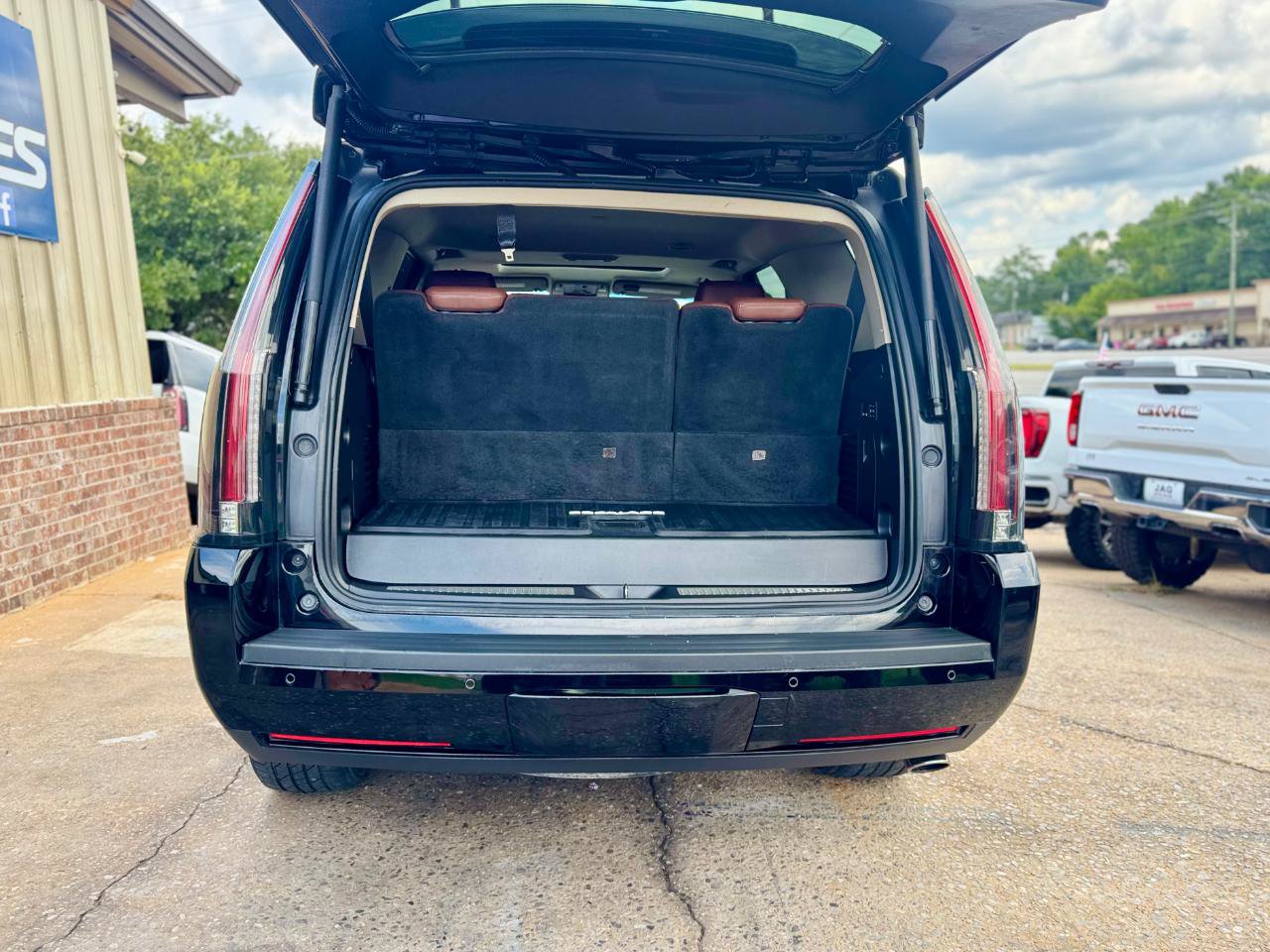 Used 2018 Cadillac Escalade Luxury RWD image 10