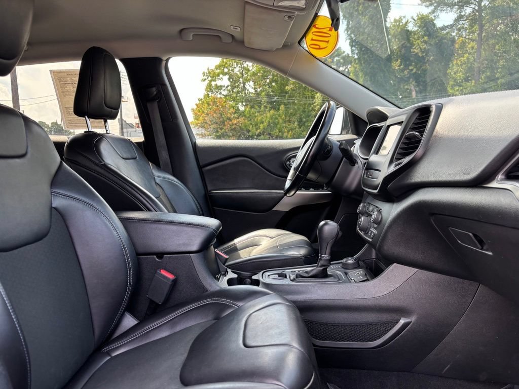 Used 2019 Jeep Cherokee Latitude Plus w/ Cold Weather Group AWD/4WD image 23