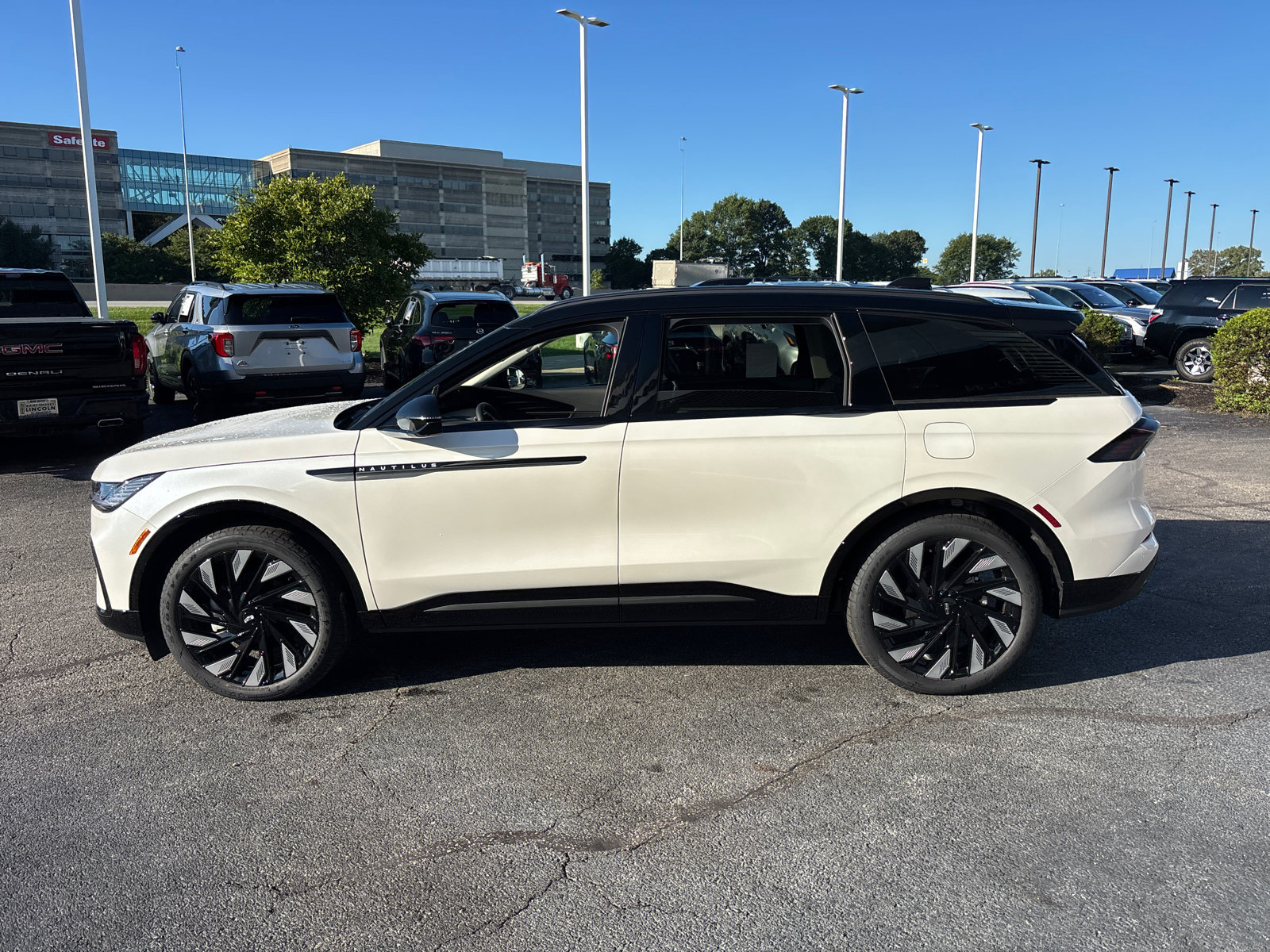 New 2026 Lincoln Nautilus Reserve w/ Jet Appearance Package AWD/4WD image 4