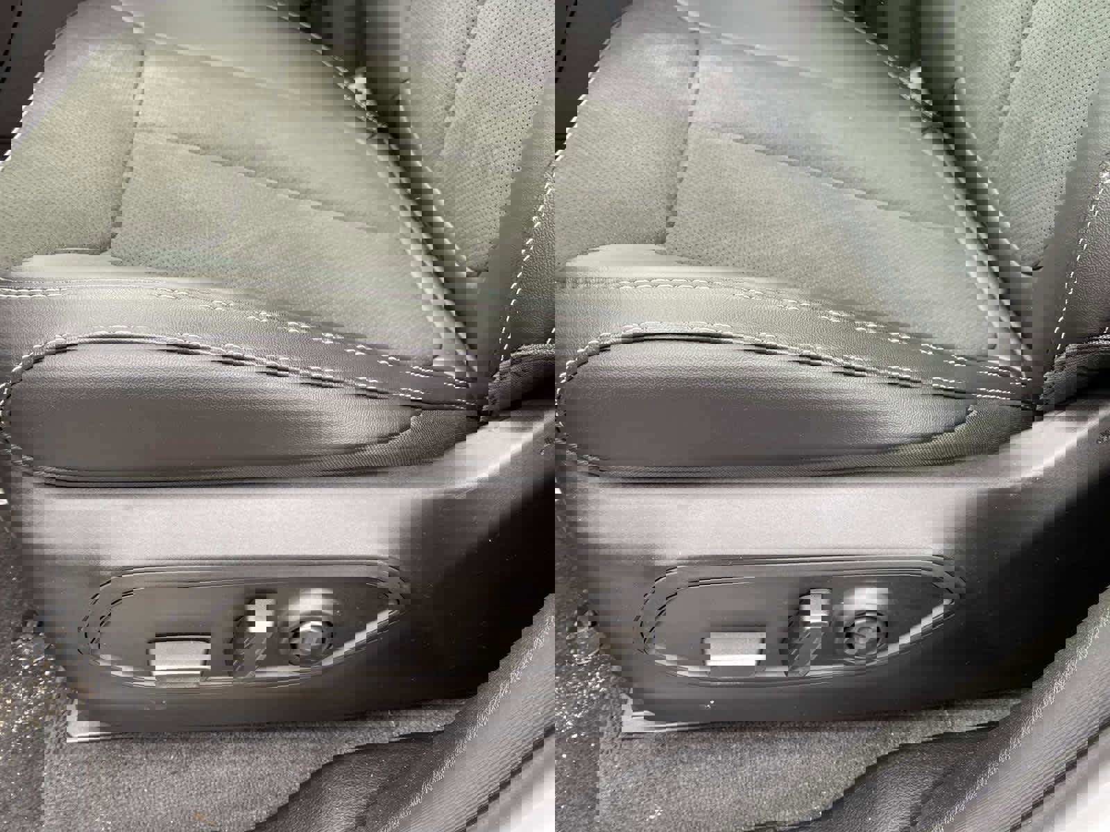 New 2026 Jeep Grand Cherokee Altitude image 10