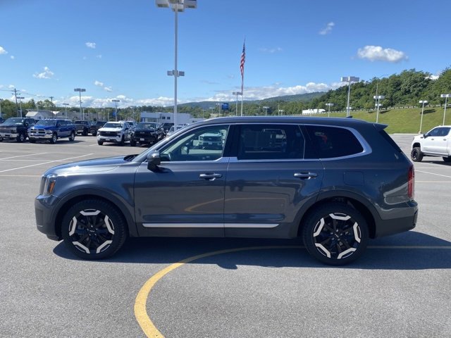 Used 2023 Kia Telluride S image 2