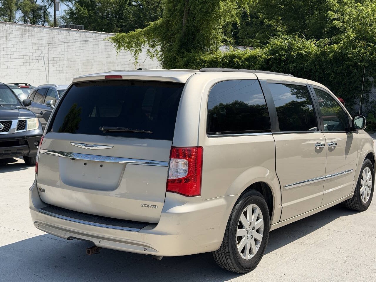 Used 2012 Chrysler Town & Country Touring-L w/ Entertainment Group #2 FWD image 6