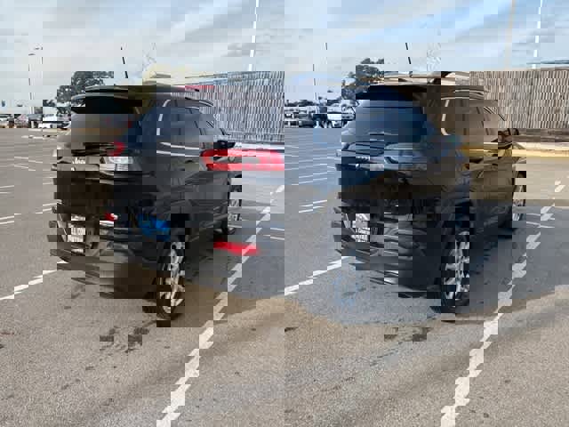 Used 2017 Jeep Cherokee Latitude w/ Comfort/Convenience Group image 5