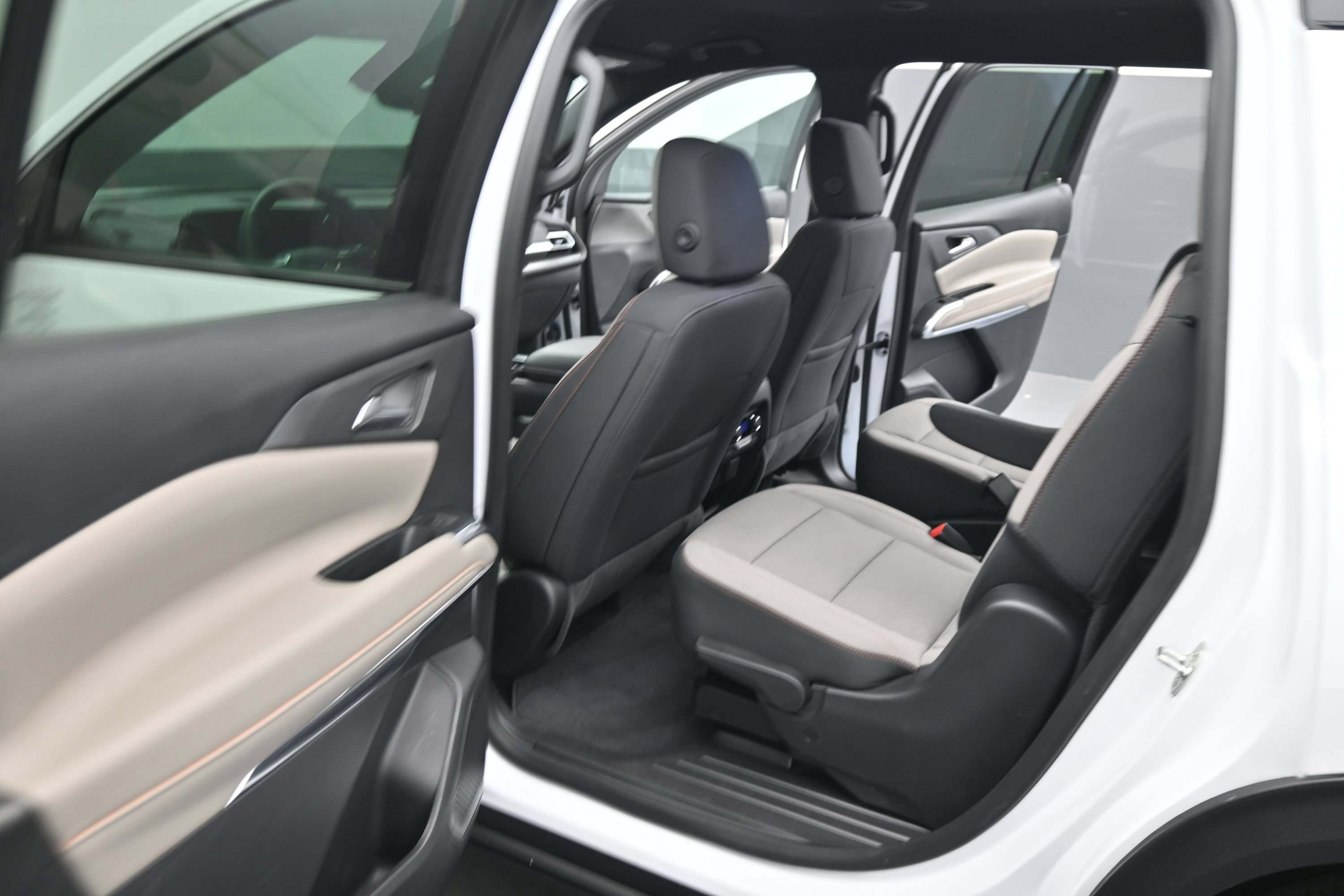 Certified 2026 Chevrolet Traverse LT w/ Driver Confidence Package FWD image 17